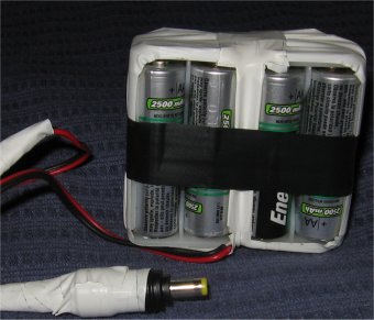 Pacco con otto batterie ricaricabili da 2500 mAh con uno spinotto idoneo