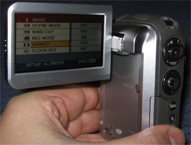 Videocamera digitale Panasonic SDR-S150 con display lcd acceso